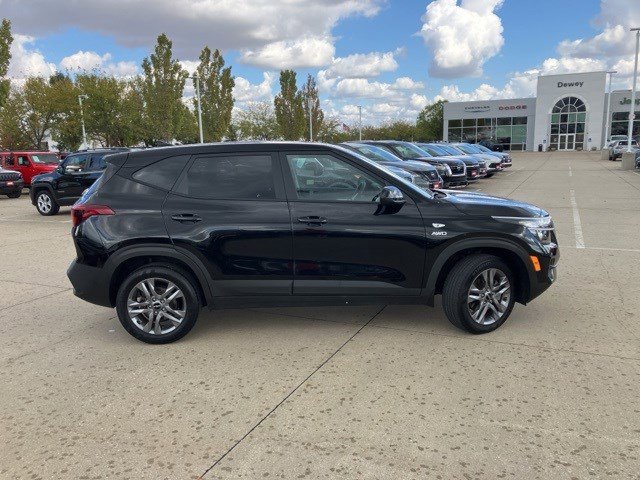 2023 Kia Seltos LX photo 4