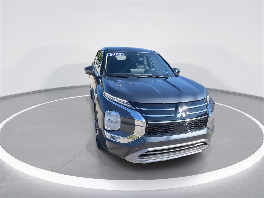 2025 Mitsubishi Outlander SE photo 3