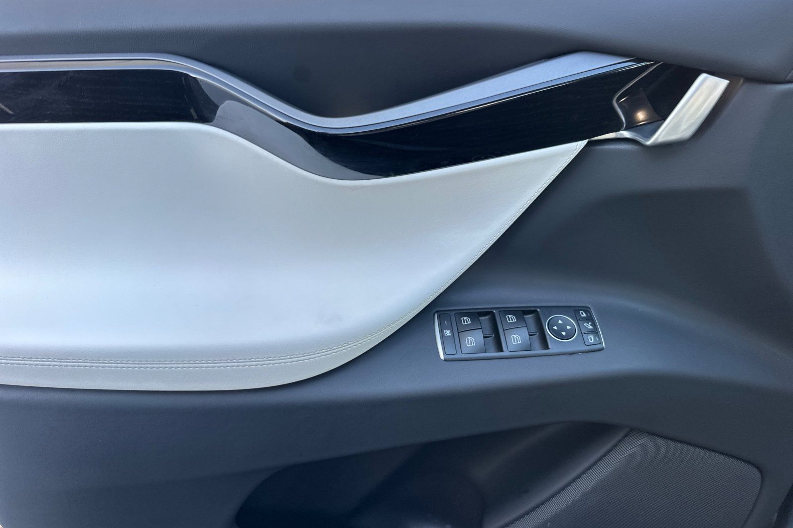 2020 Tesla Model X Long Range photo 19