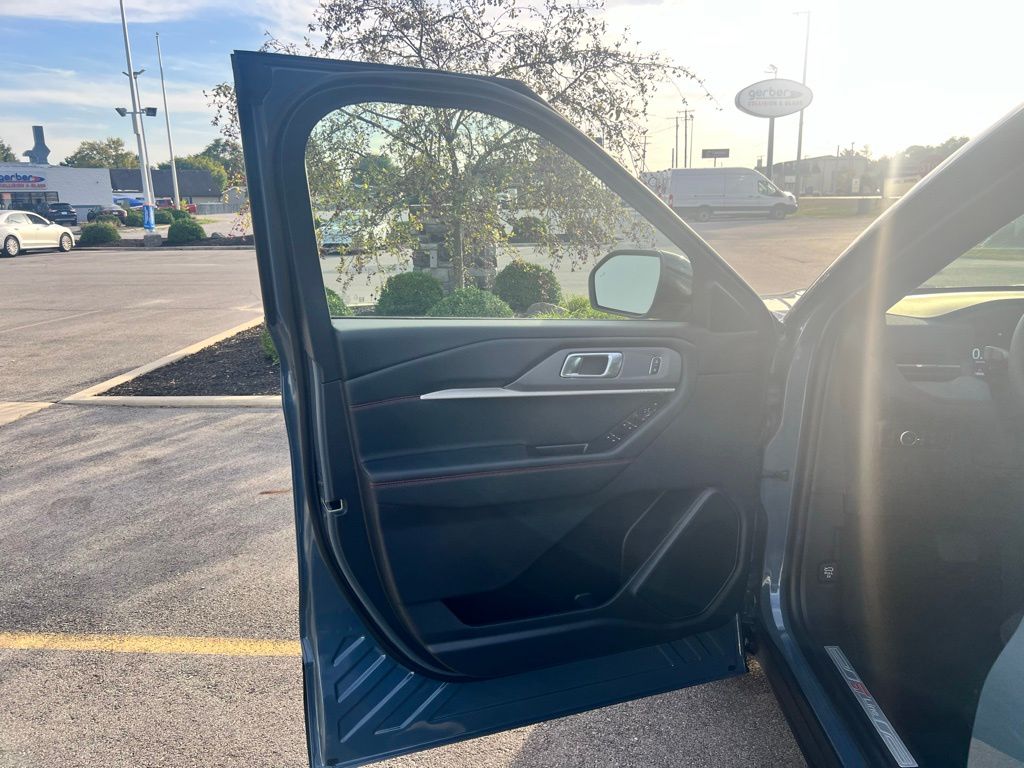 2025 Ford Explorer ST-Line photo 15
