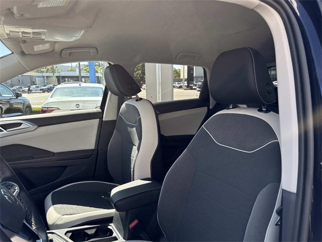 2025 Volkswagen Taos SE photo 11