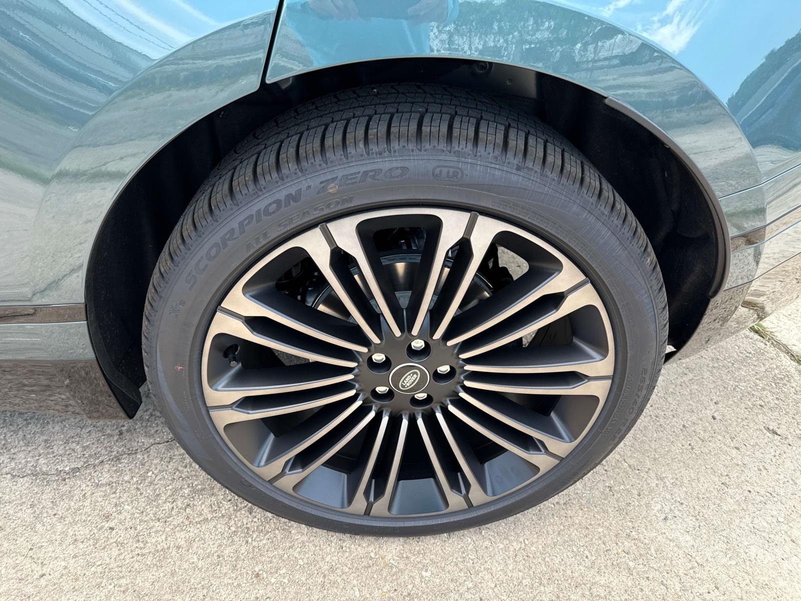 2026 Land Rover Range Rover Velar SE photo 3