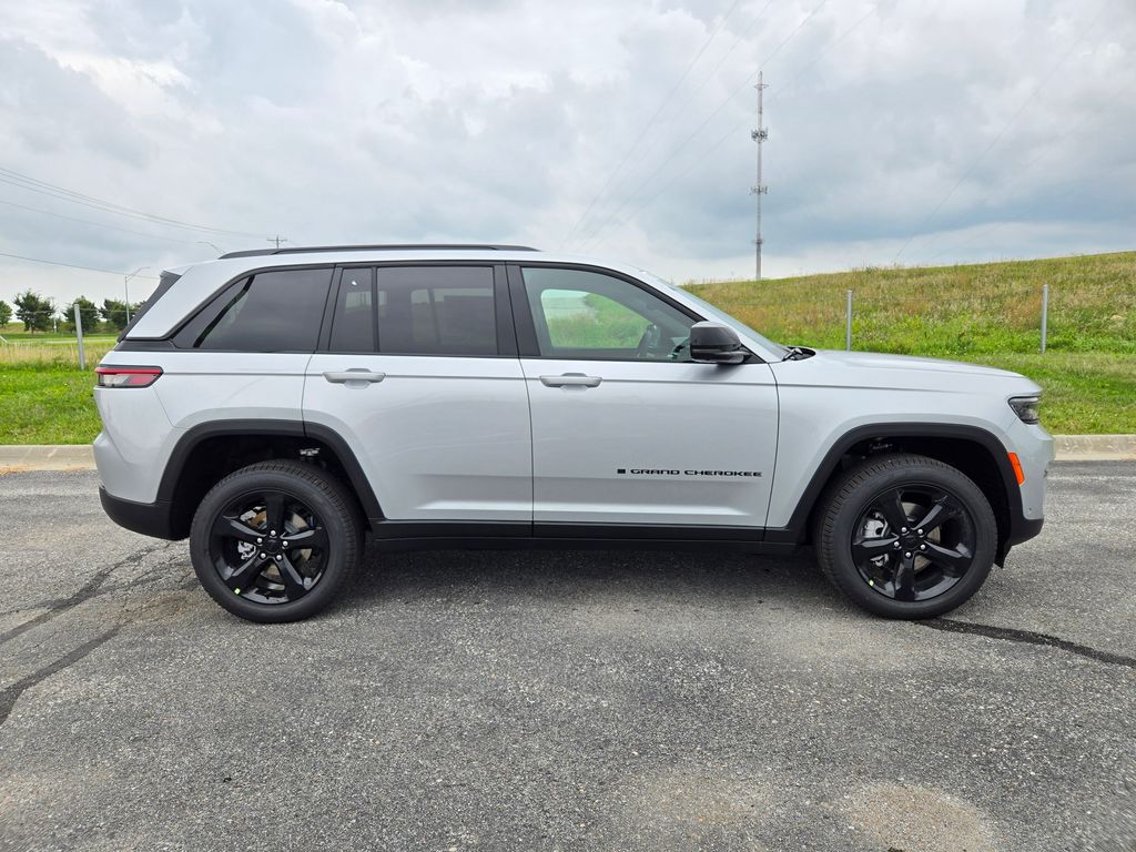 2025 Jeep Grand Cherokee Limited photo 2