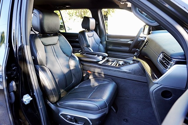 Used 2023 Black Jeep Base image 11