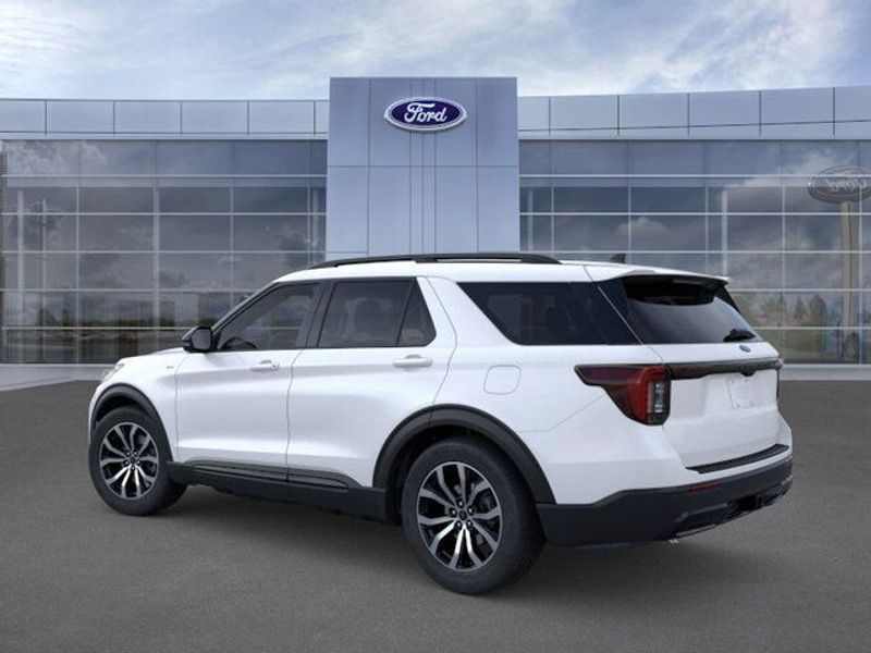 2025 Ford Explorer ST-Line photo 4