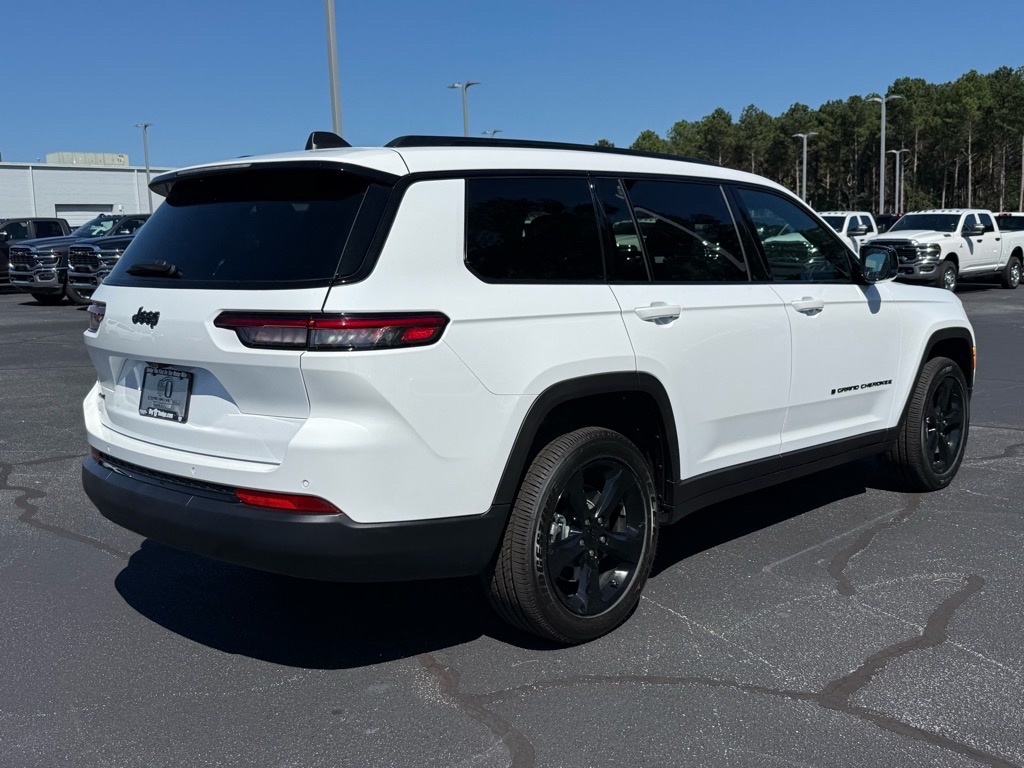 2025 Jeep Grand Cherokee Altitude photo 3