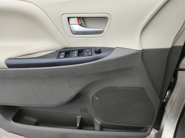 2015 Toyota Sienna LE photo 27
