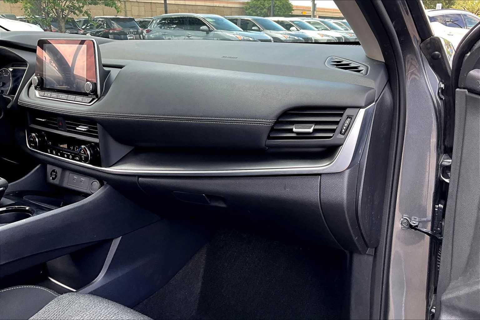 2024 Nissan Rogue SV photo 15