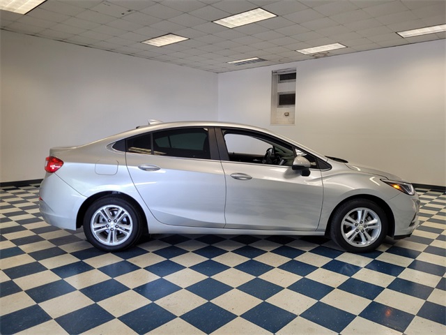 2017 Chevrolet Cruze LT photo 12