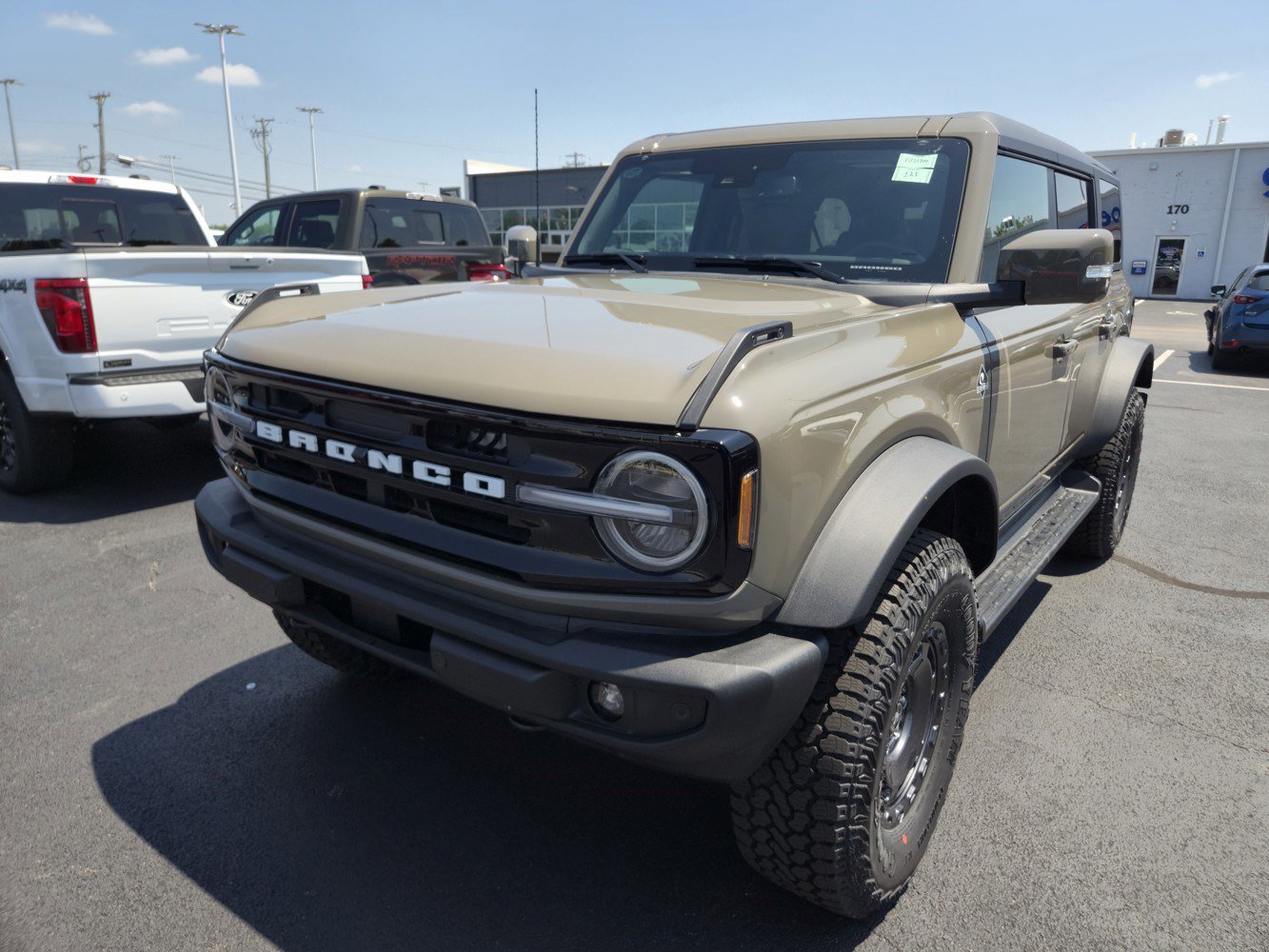 2025 Ford Bronco Outer Banks photo 2