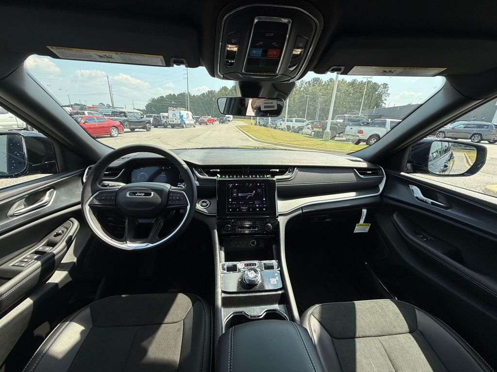 2025 Jeep Grand Cherokee Altitude photo 11