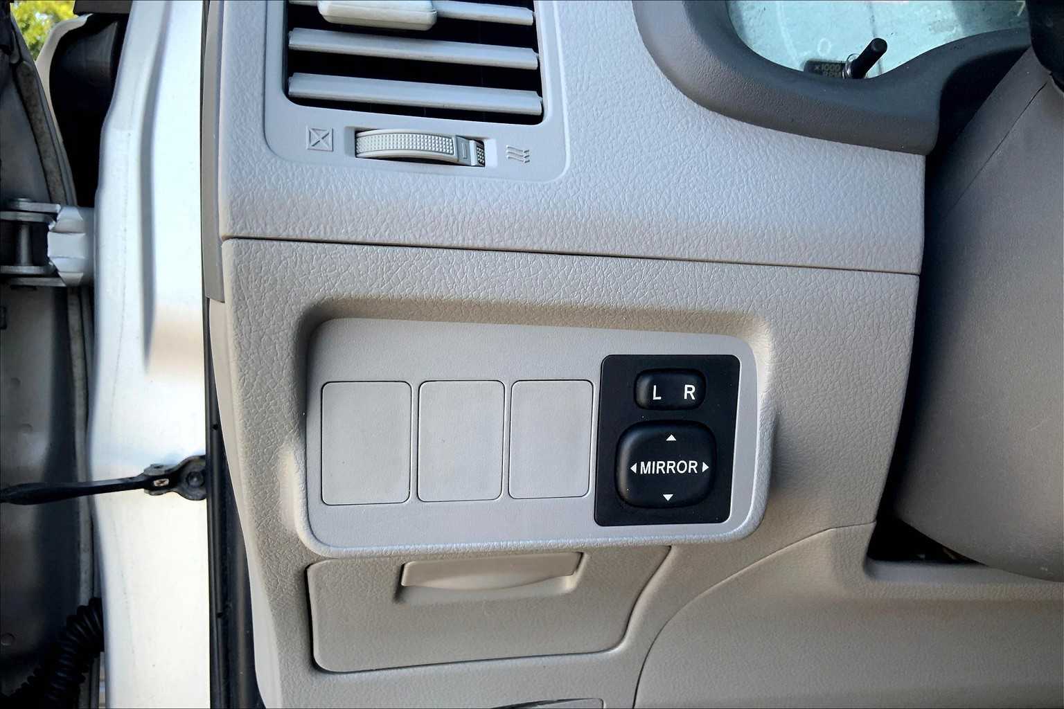 2009 Toyota RAV4 LE photo 31