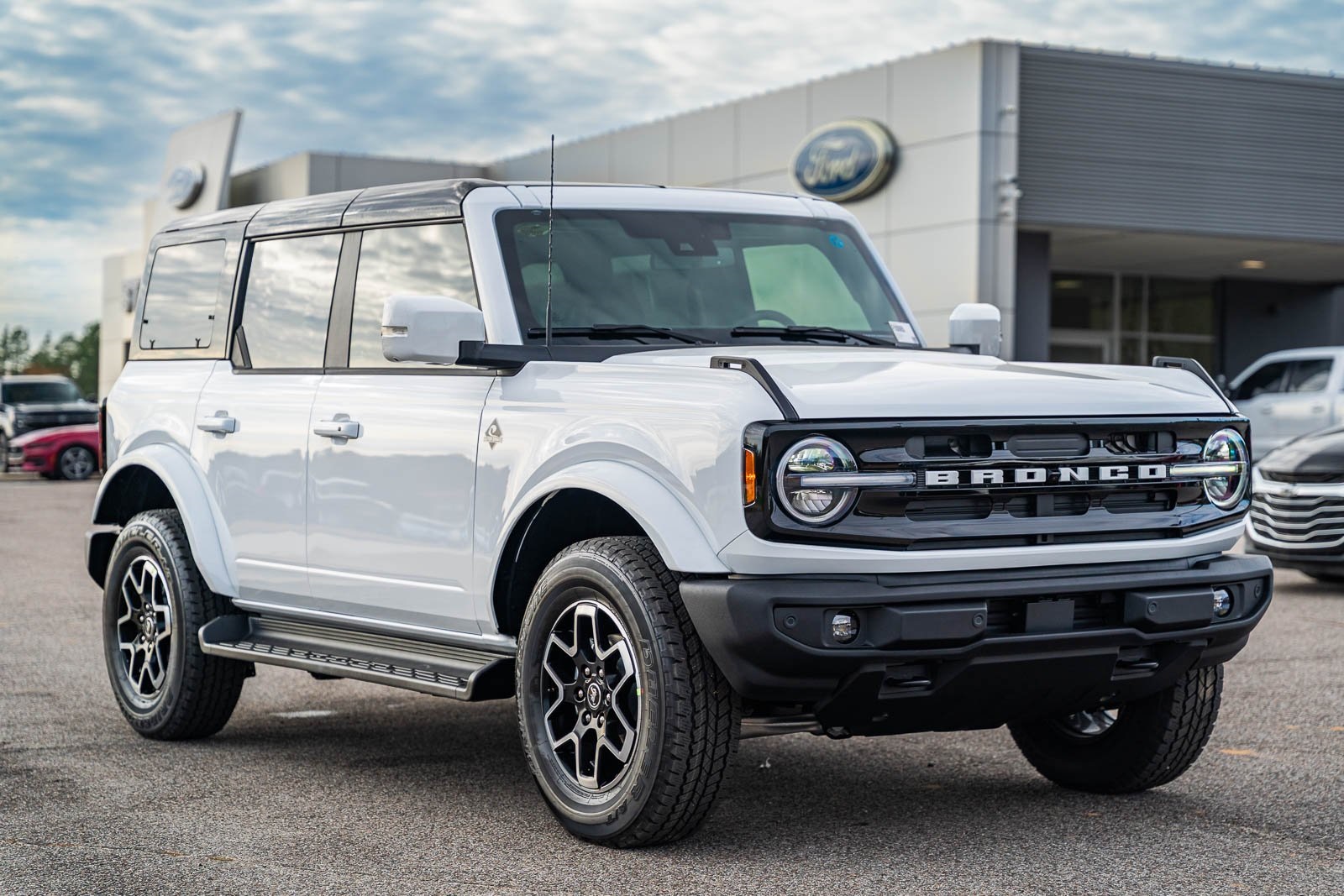 2025 Ford Bronco 4-Door Outer Banks's photo