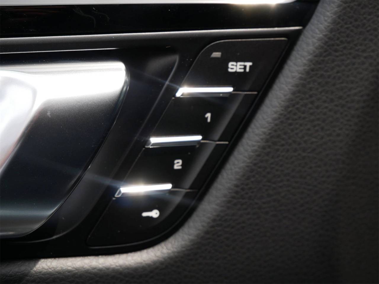 2025 Porsche Macan Base photo 10