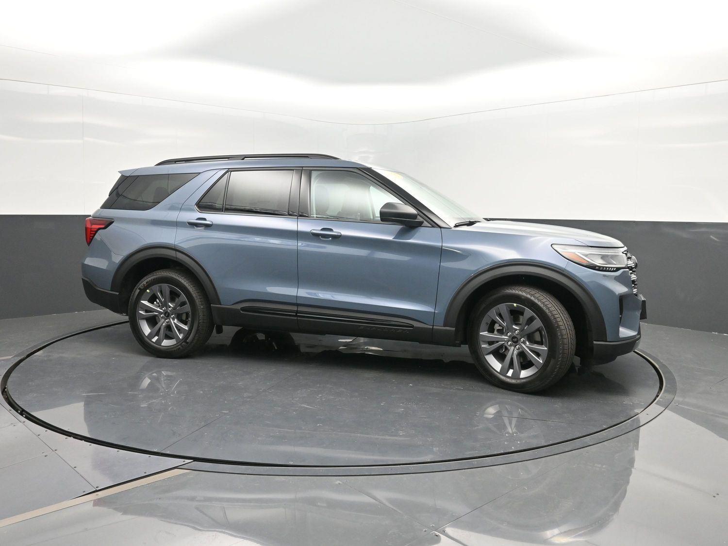 2026 Ford Explorer photo 2
