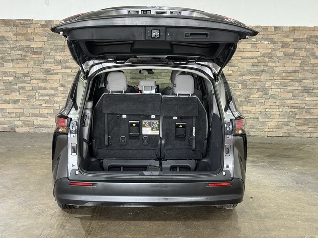 2022 Toyota Sienna LE photo 3