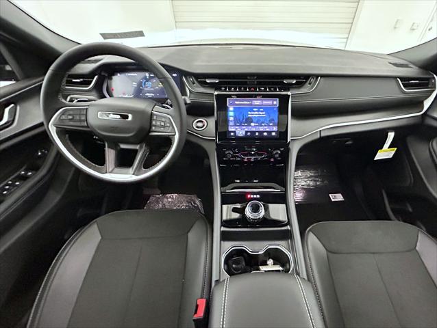 2025 Jeep Grand Cherokee Altitude photo 13