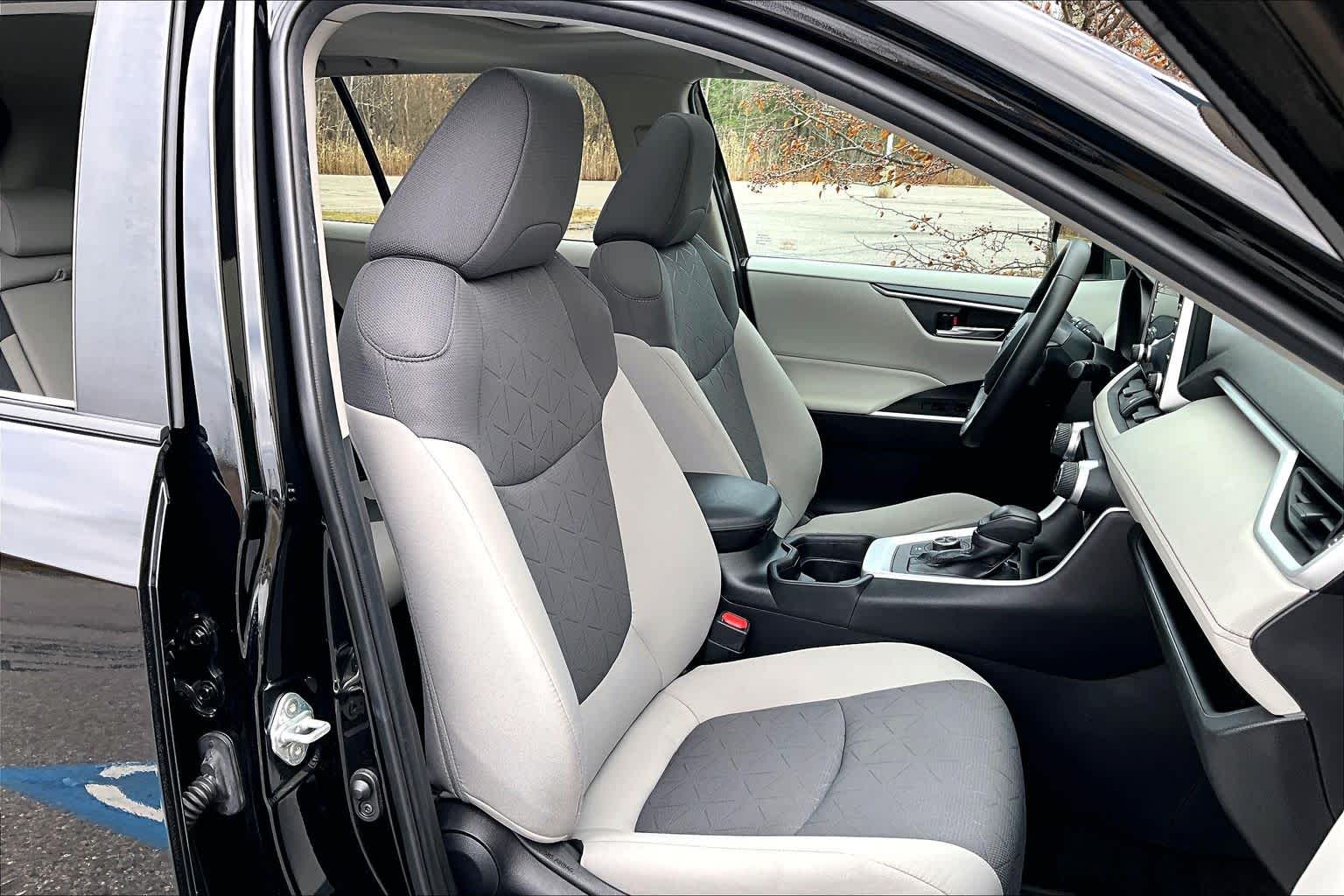 2021 Toyota RAV4 Hybrid XLE photo 4