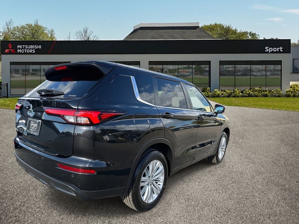 2022 Mitsubishi Outlander ES photo 2