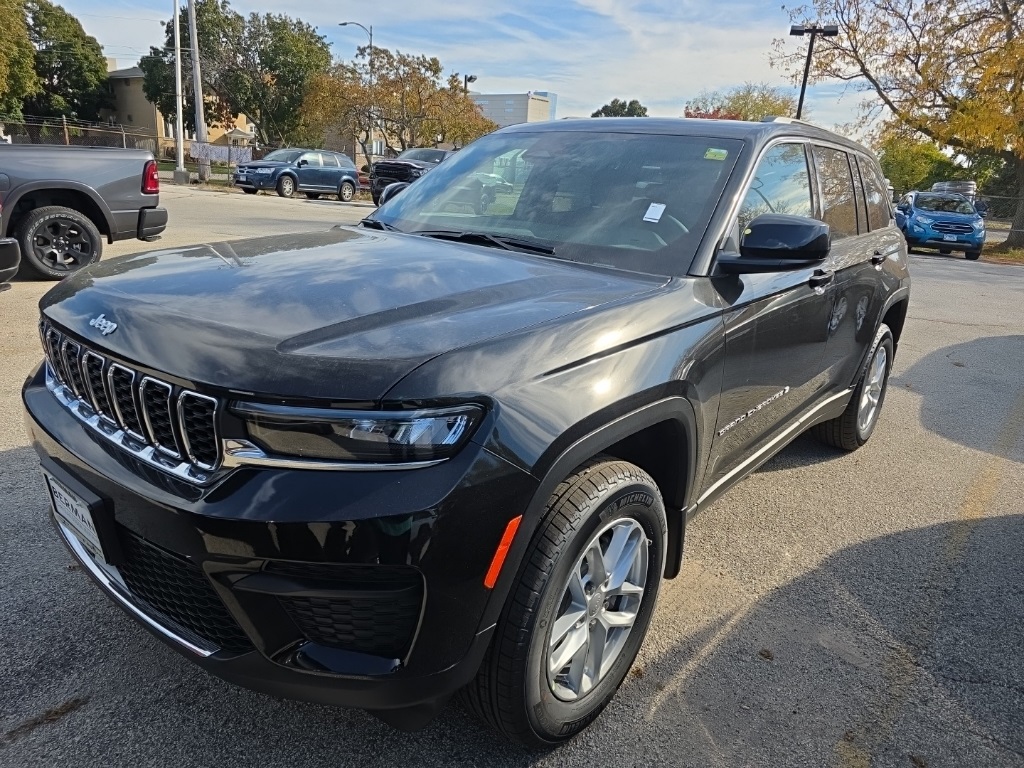 2025 Jeep Grand Cherokee Laredo X photo 2