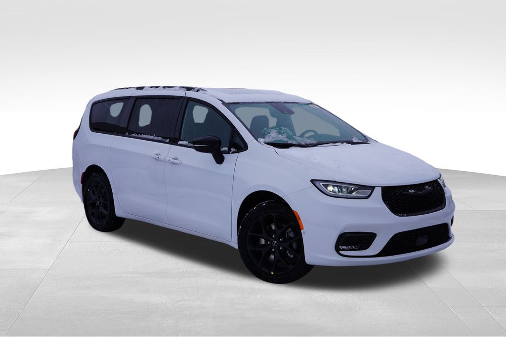 2026 Chrysler Pacifica Limited's photo