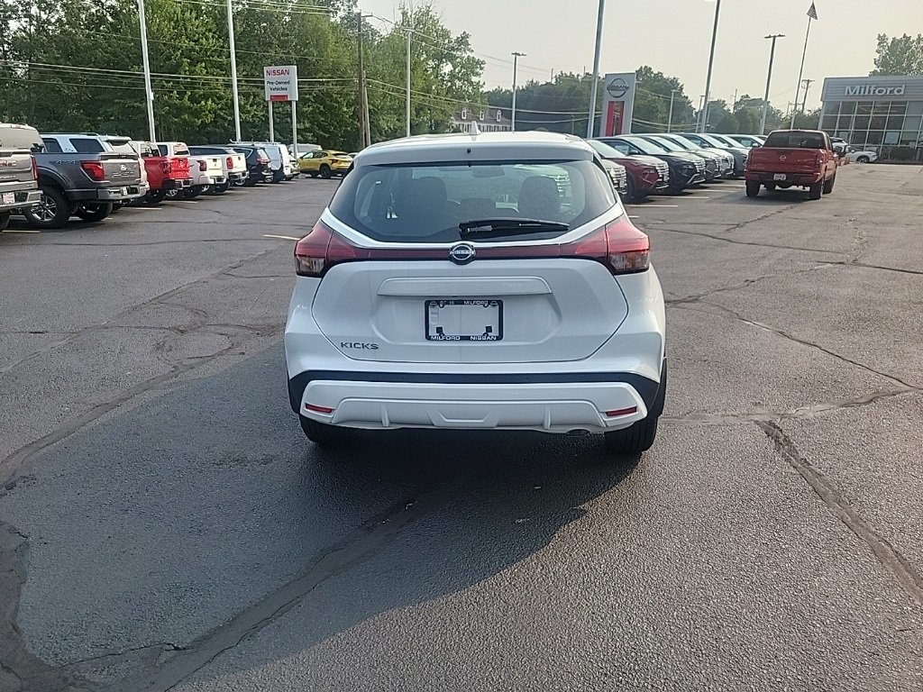 2025 Nissan Kicks Play S photo 2