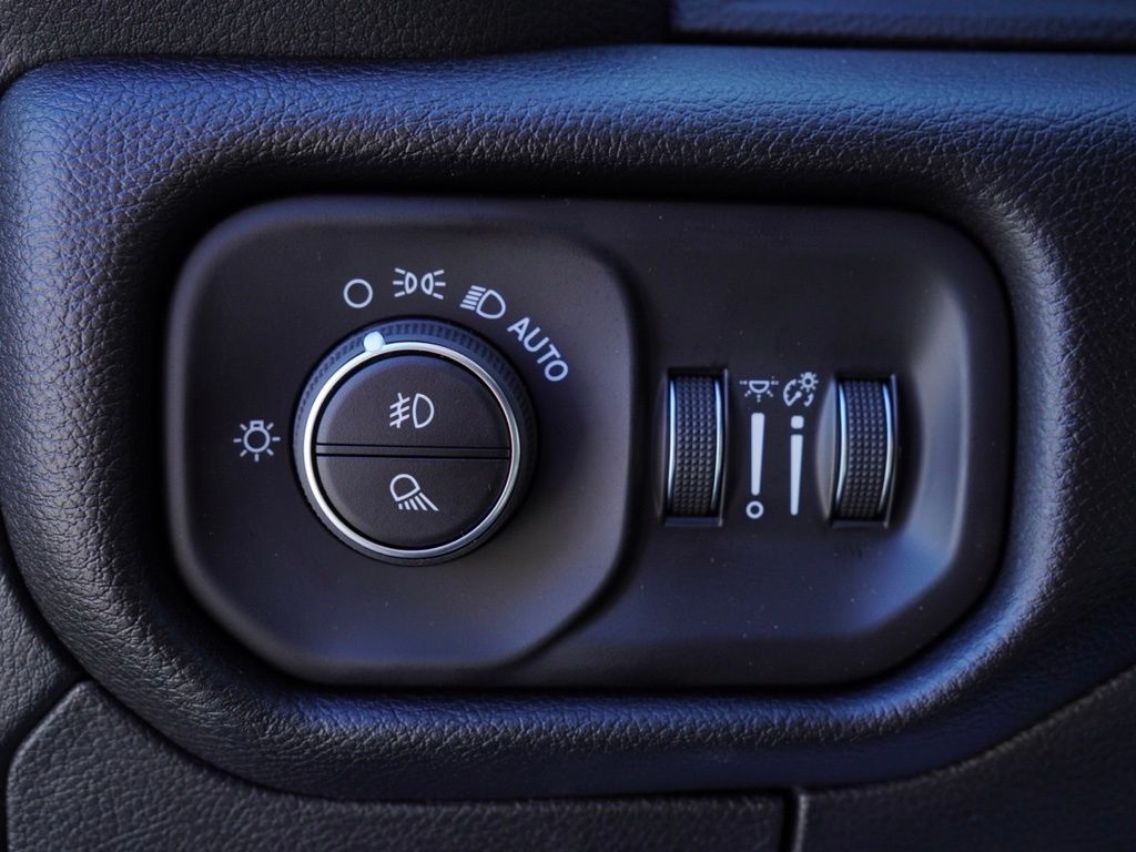 New 2026 Granite Crystal Metallic Clear-Coat Exterior Paint RAM Big Horn Night Edition image 13