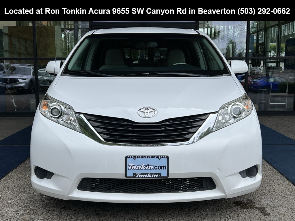 2014 Toyota Sienna LE photo 3