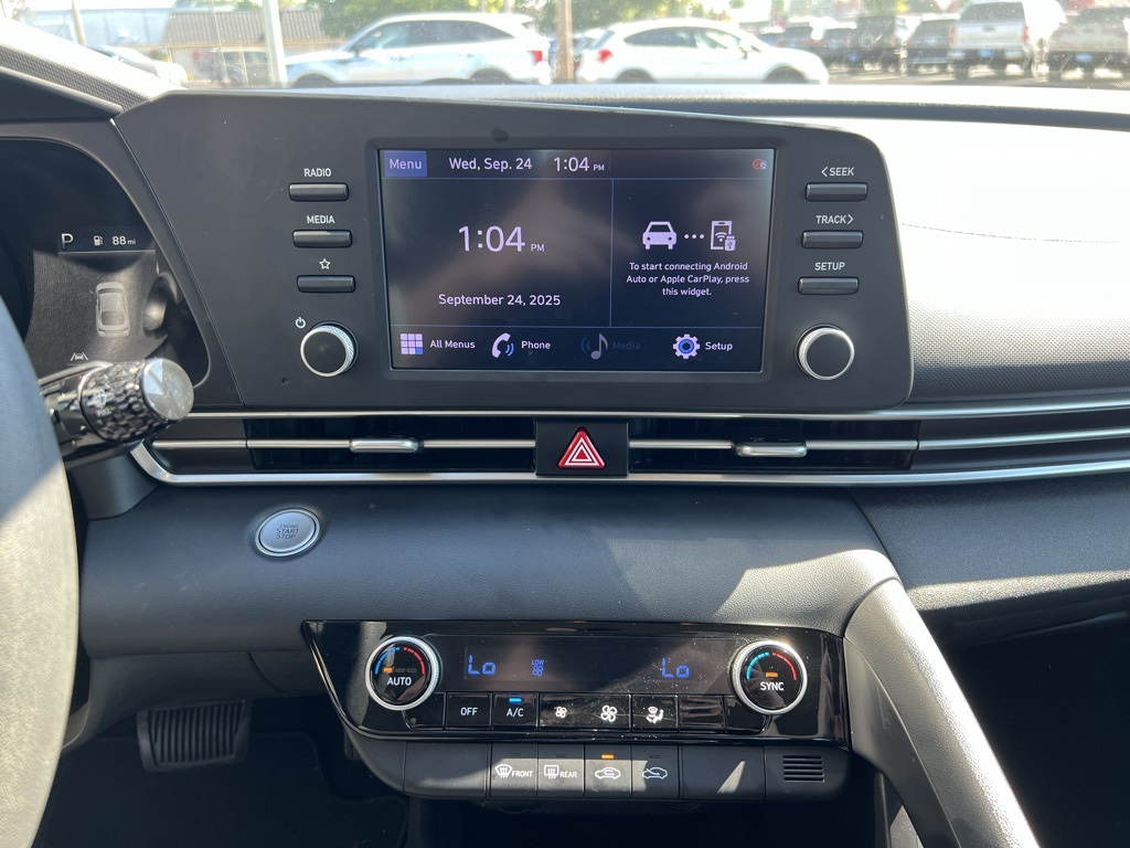 2022 Hyundai Elantra SEL photo 17