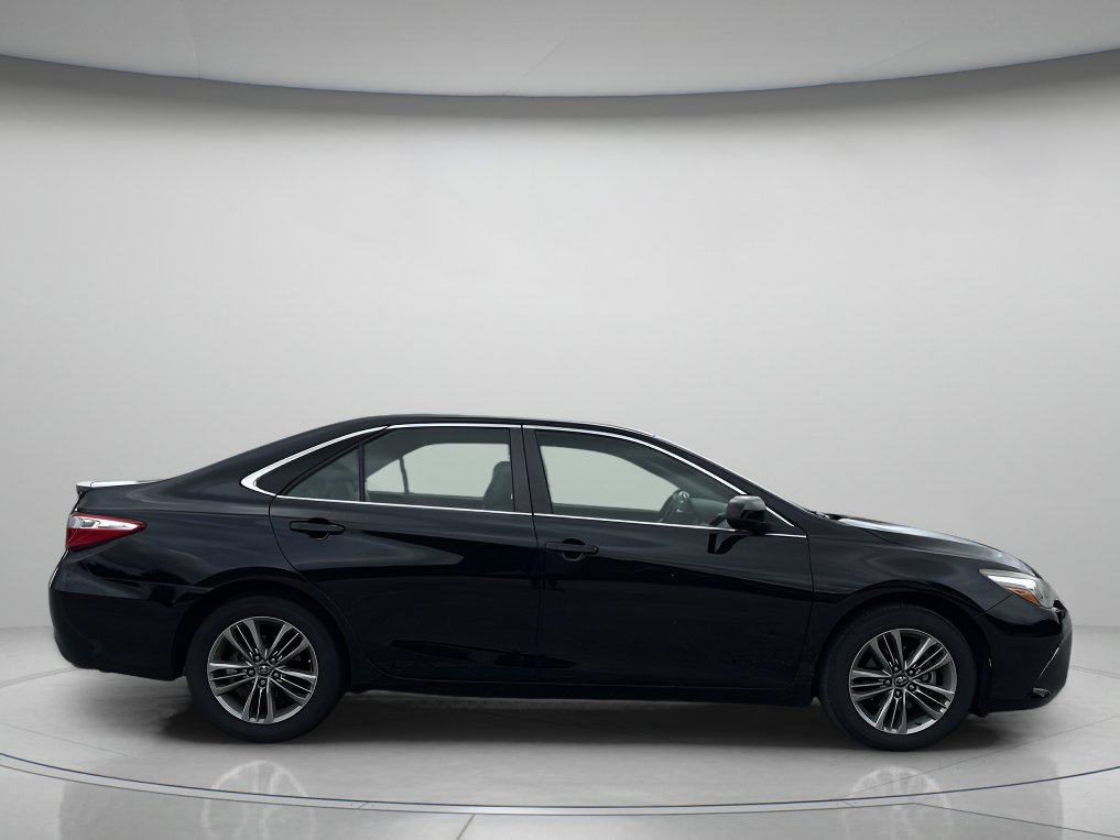 2017 Toyota Camry SE photo 2