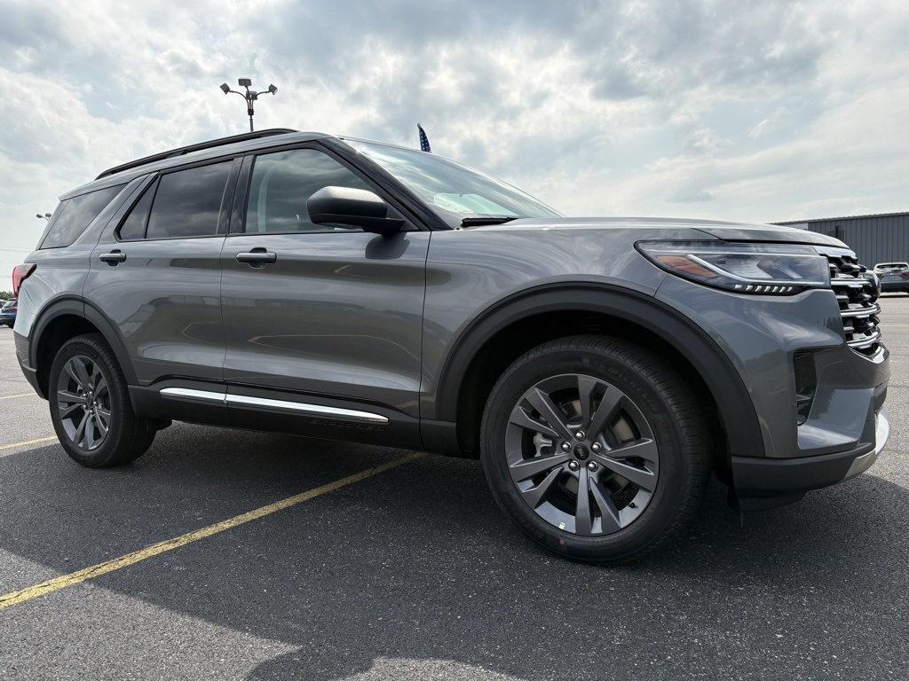 2025 Ford Explorer photo 2