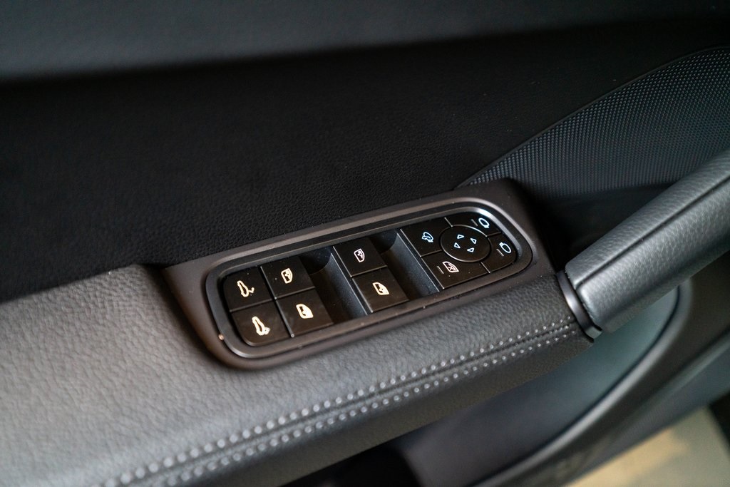 2025 Porsche Cayenne photo 18