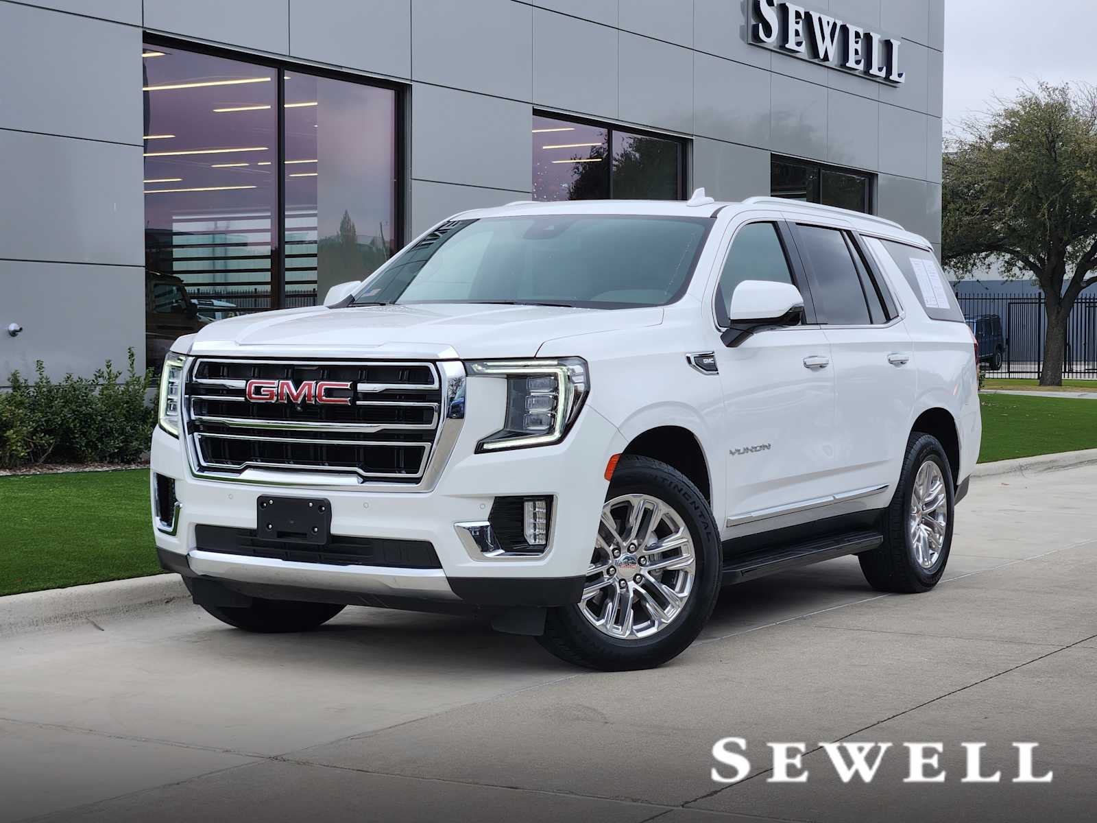 2023 GMC Yukon SLT's photo