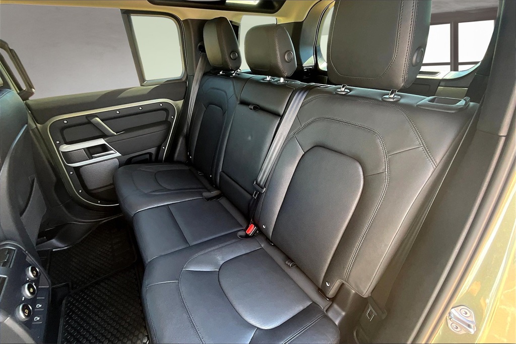 2024 Land Rover Defender 110 S photo 25