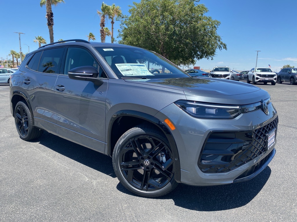 2025 Volkswagen Tiguan SE R-LINE BLACK's photo