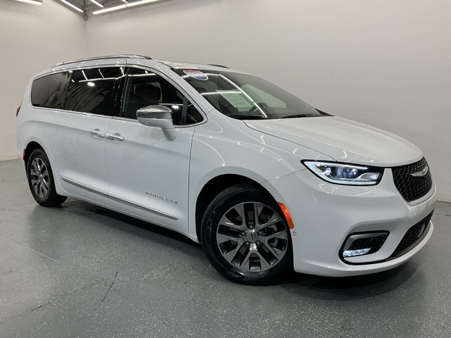 2024 Chrysler Pacifica Hybrid Pinnacle photo 2