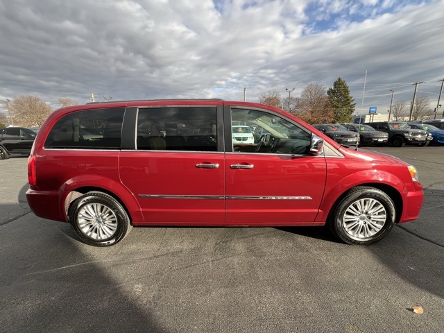 2016 Chrysler Town & Country photo 2