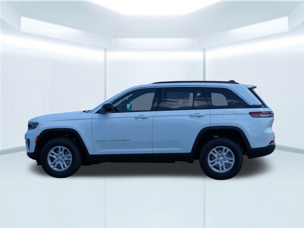2025 Jeep Grand Cherokee Laredo photo 2