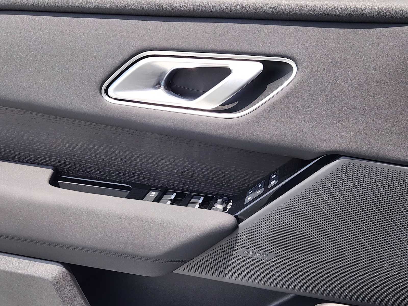 2025 Land Rover Range Rover SE photo 17