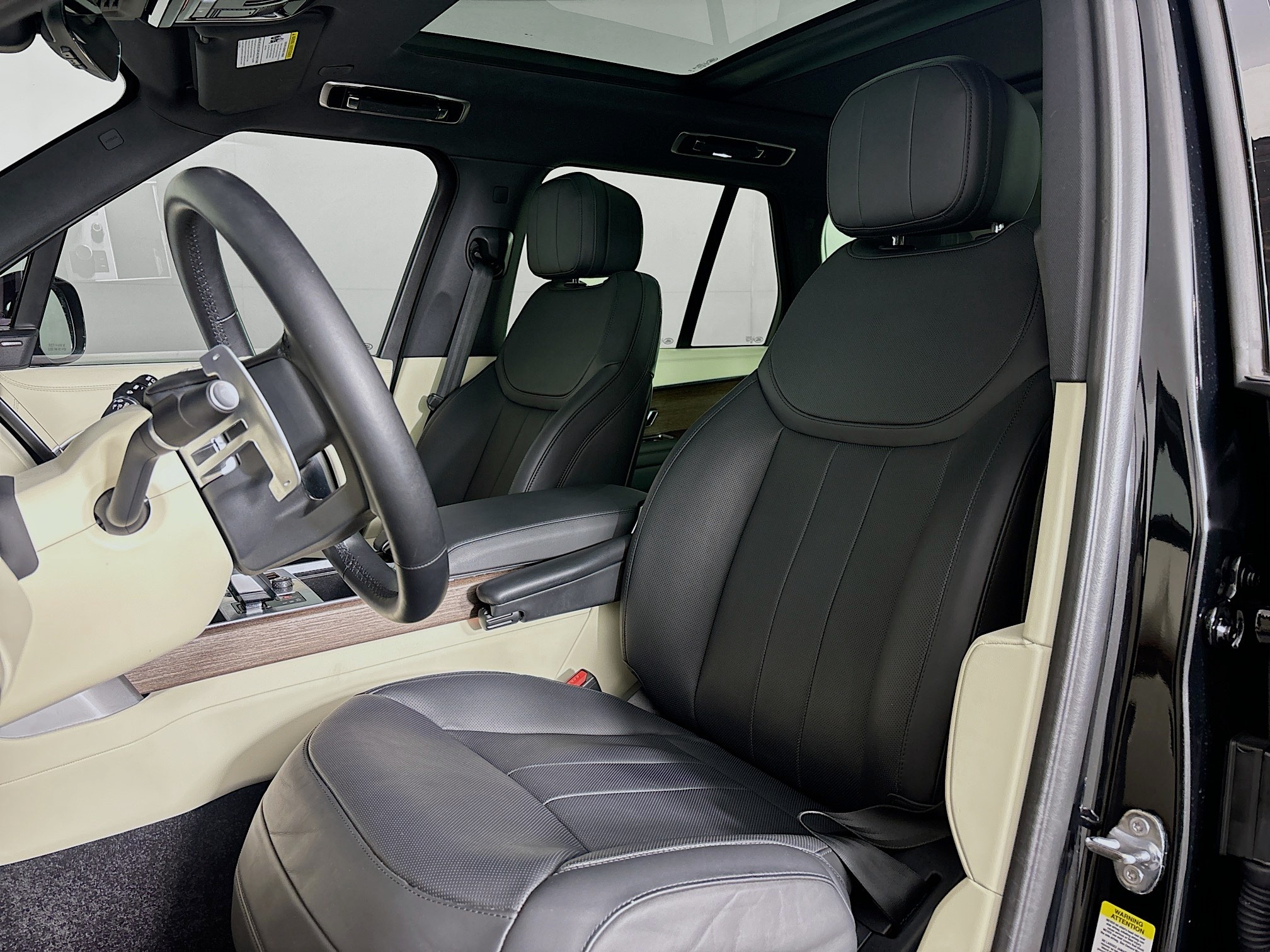 2023 Land Rover Range Rover SE photo 21