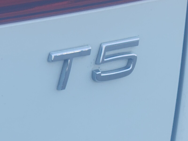 2019 Volvo XC60 T5 Momentum photo 6