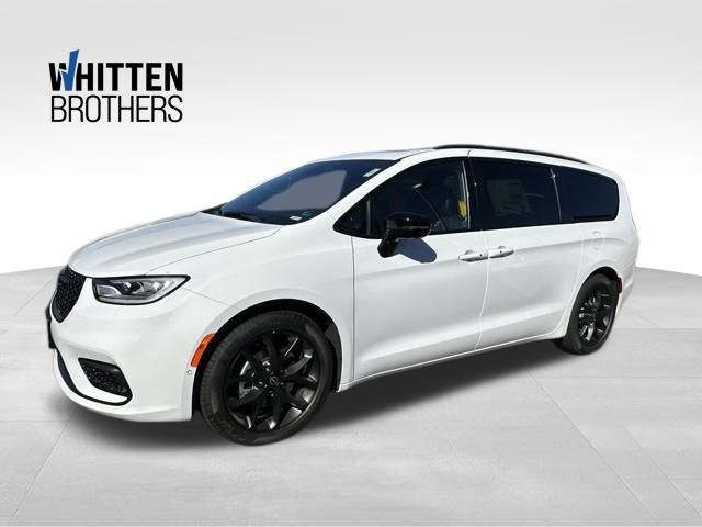 2026 Chrysler Pacifica Limited's photo