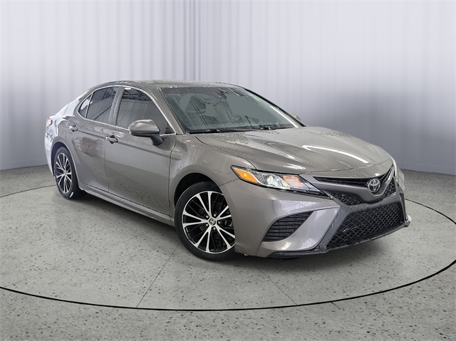 2020 Toyota Camry SE's photo
