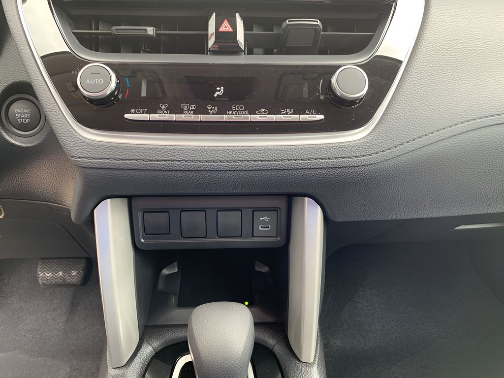2025 Toyota Corolla Cross LE photo 19