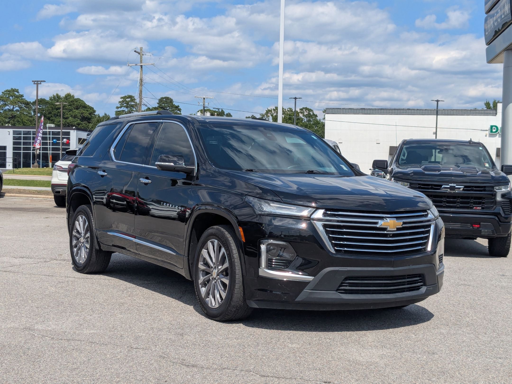 2023 Chevrolet Traverse Premier photo 2