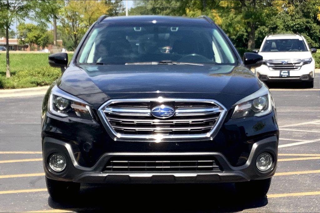 2018 Subaru Outback 3.6R Touring photo 2