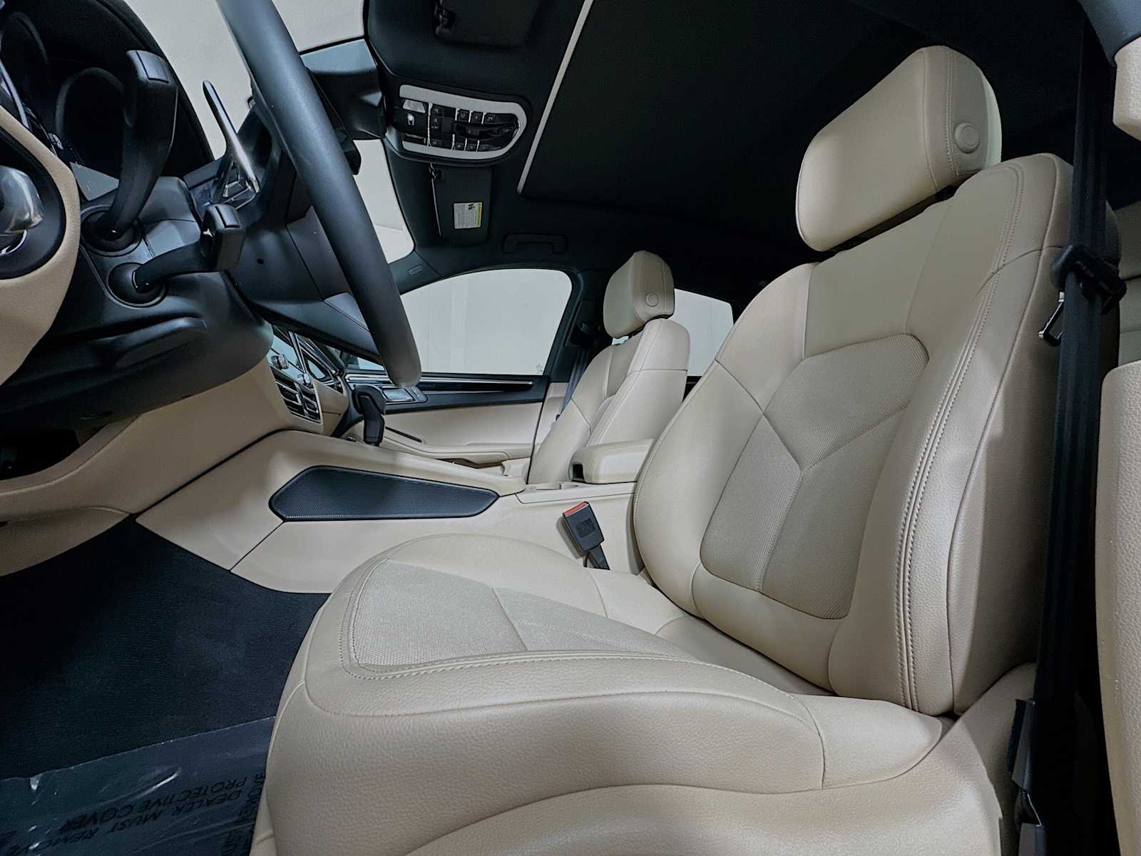 2025 Porsche Macan T photo 2