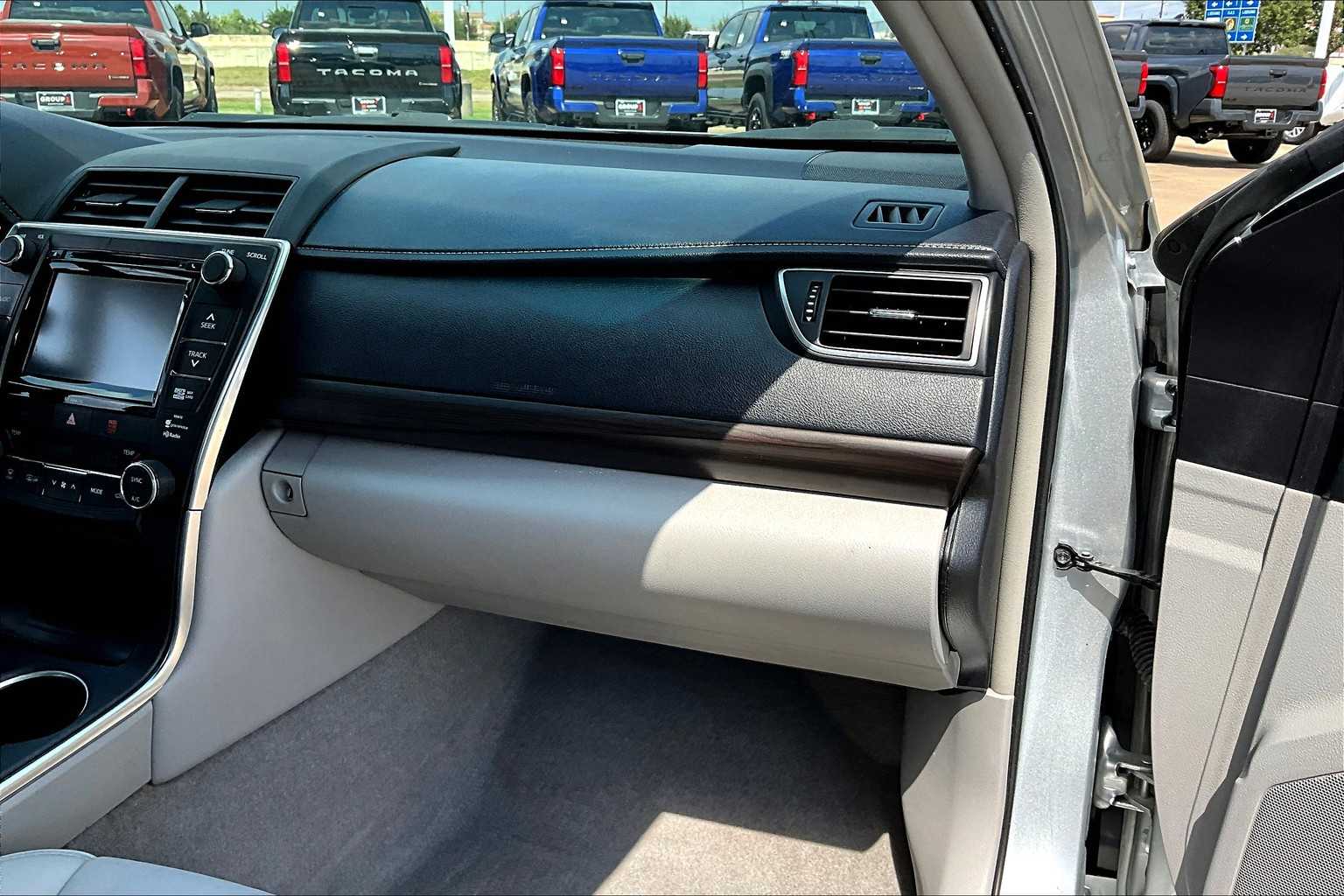 2016 Toyota Camry XLE photo 18