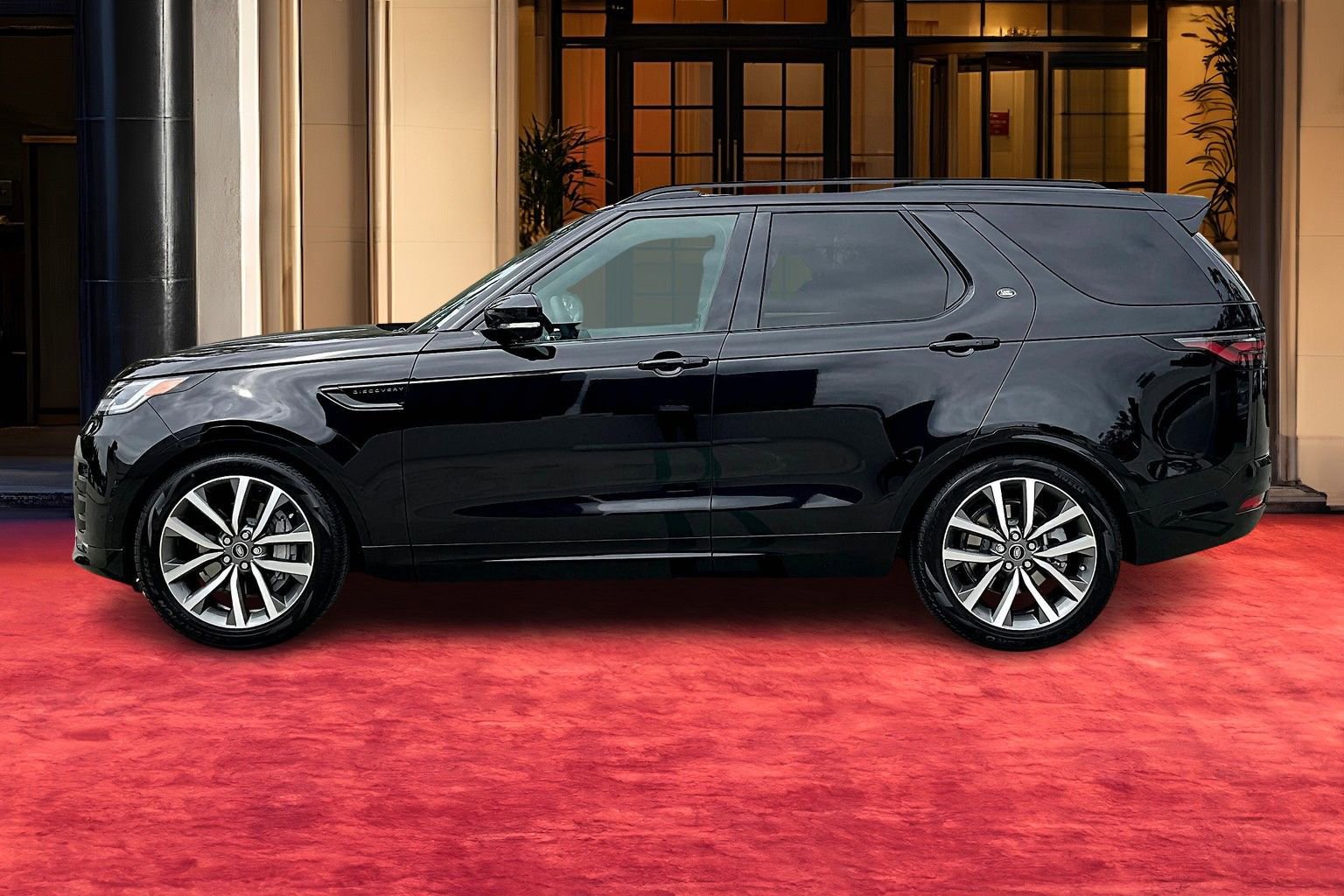 2025 Land Rover Discovery SE photo 2