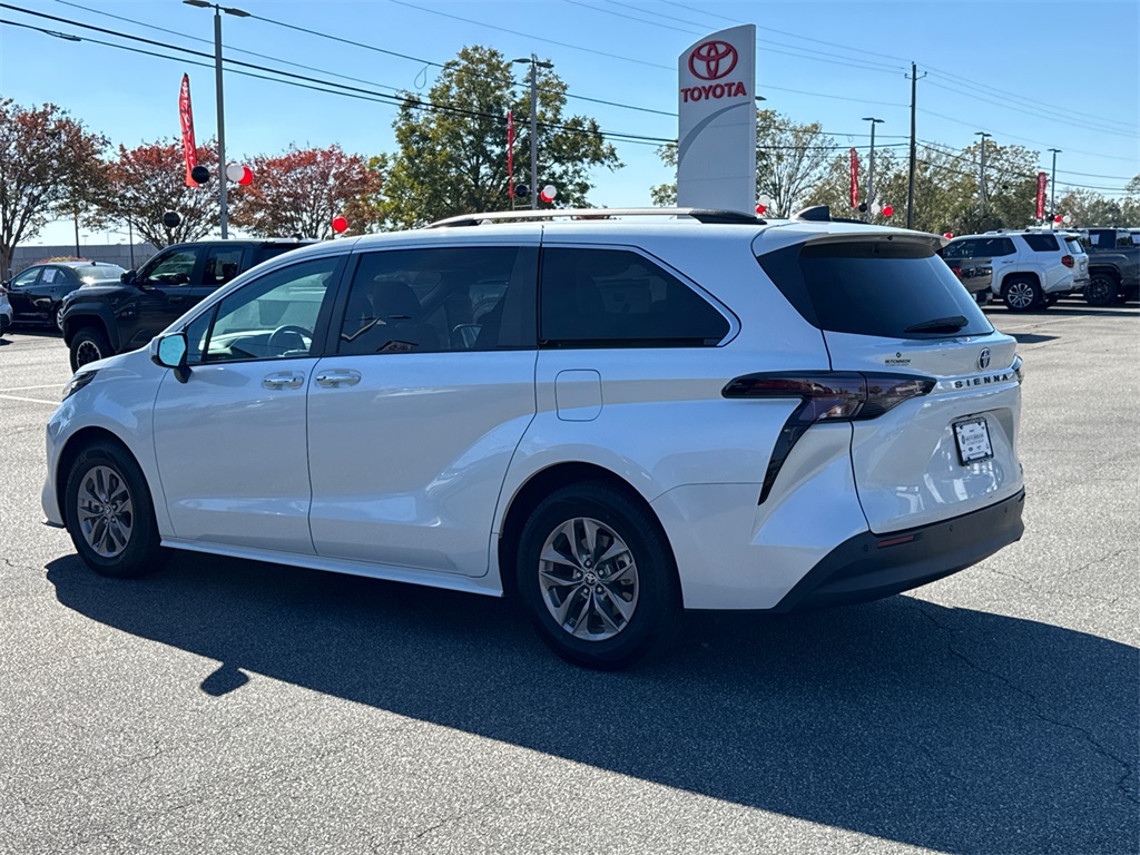 2023 Toyota Sienna XLE photo 4